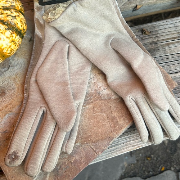 Velvet Cream OSFA gloves NWT - Picture 3 of 7